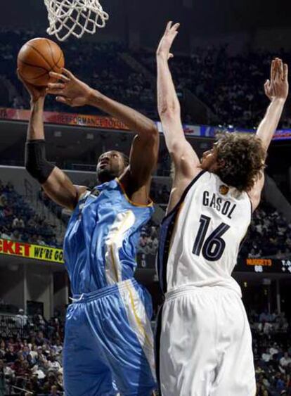 Pau Gasol en una acción defensiva ante Nene Hilario, jugador de los Nuggets de Denver.