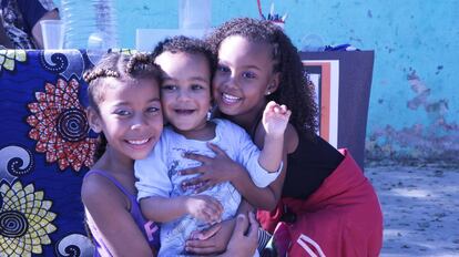 Tres niñas de la São Remo juegan, mientras a su alrededor todo el mundo celebra con orgullo que forman parte de una comunidad negra y feminista que aboga por la igualdad.