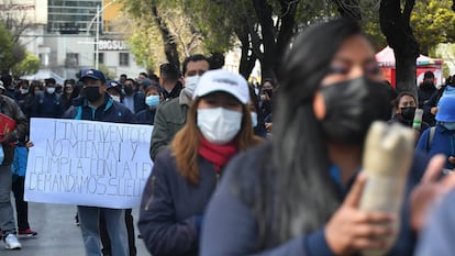 Los trabajadores del banco boliviano Fassil protestan el pasado viernes en La Paz por el pago de sus beneficios.