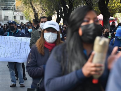 Los trabajadores del banco boliviano Fassil protestan el pasado viernes en La Paz por el pago de sus beneficios.