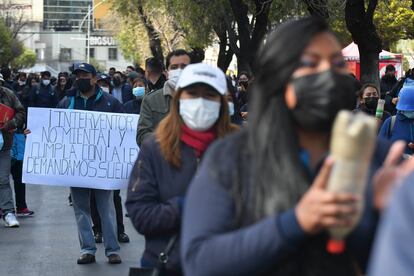 Los trabajadores del banco boliviano Fassil protestan el pasado viernes en La Paz por el pago de sus beneficios.