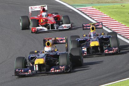 Los Red Bull de Vettel y Webber circulan por delante del Ferrari de Alonso durante el Gran Premio de Japón.