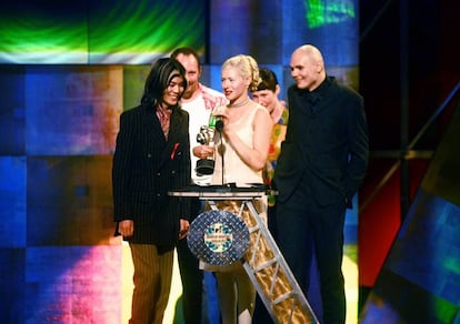 Smashing Pumpkins recoge un premio MTV en 1996. El grupo estaba en lo más alto.