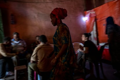 Una mujer pasa junto al equipo de arqueólogos, durante un descanso en el poblado de AwBarre, en Etiopía.