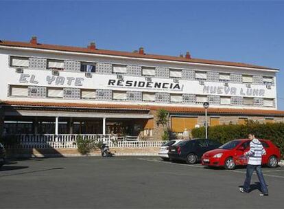 Exterior de la residencia de ancianos en Córdoba en la que un hombre de 59 años ha sido detenido por matar a una mujer de 88.