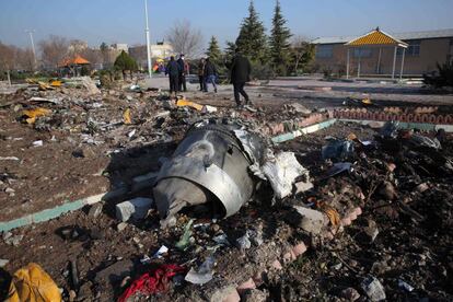 El presidente de Ucrania, Vladímir Zelenski, expresó su pésame a las familias de las víctimas del accidente aéreo. “Mis sinceras condolencias a los familiares y allegados de los pasajeros y los tripulantes”, escribió Zelenski en su página de Facebook. En la imagen, restos del avión siniestrado en Irán.