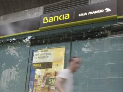 Un hombre pasa junto a una sucursal de Bankia en Madrid. EFE/Archivo
