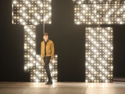 El diseñador Hedi Slimane cerrando el desfile de la colección otoño/invierno 2014 para Saint Laurent.