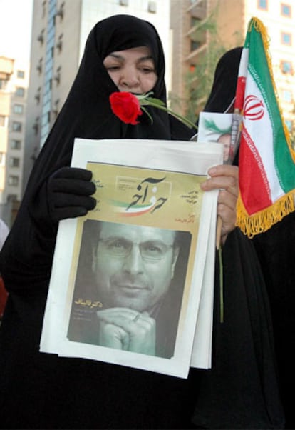 Una mujer sostiene un cartel de Mohamed Báquer Qalibaf en Teherán.