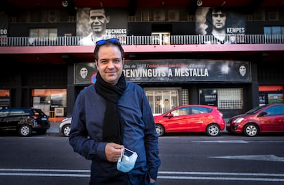 El periodista Kike Mateu, frente al estadio del Mestalla.