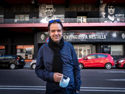 El periodista Kike Mateu, frente al estadio del Mestalla.