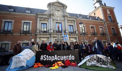 Dieciséis ONG españolas instalaron tiendas de campaña como las que utilizan los refugiados frente a la sede del Ministerio de Exteriores para mostrar las precarias condiciones que padecen estas personas y denunciar el preacuerdo de la UE con Turquía sobre la expulsión de los llegados a Grecia. 