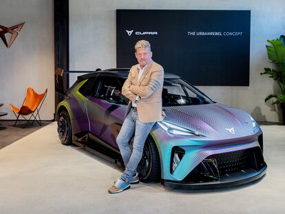 El consejero delegado de Seat, Wayne Griffiths, junto al UrbanRebel, futuro coche eléctrico pequeño de Cupra.