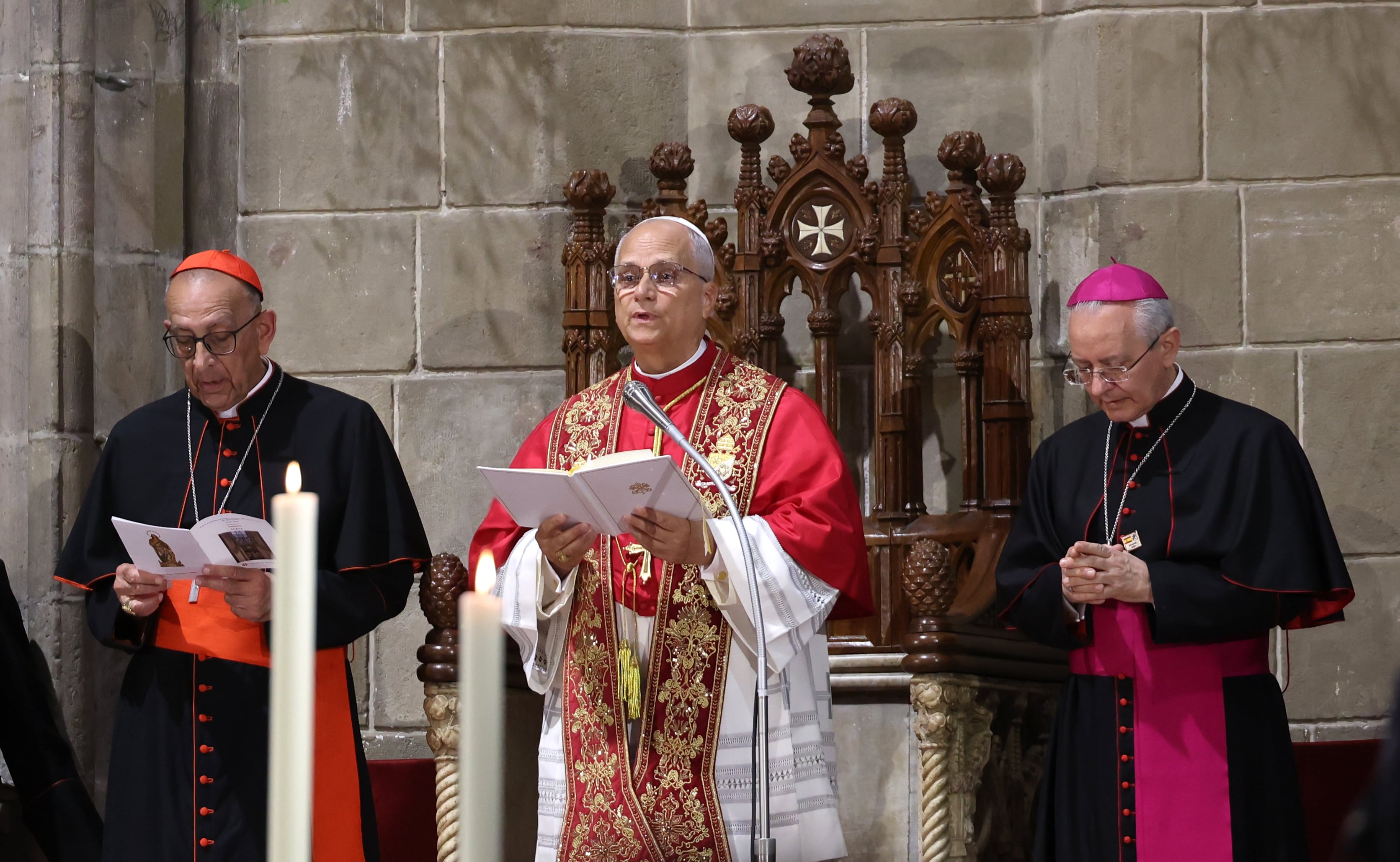 El papa León XIV, durante el rezo en la Catedral de Barcelona este lunes.