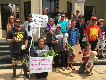 Algunos vecinos de Kauai se manifiestan contra Mark Zuckerberg en una imagen publicada en Twitter.