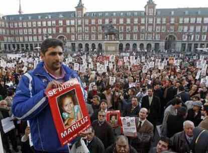 El padre de Mari Luz, Juan José Cortés, en la Plaza Mayor durante la concentración.