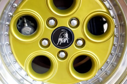 El logo de Lamborghini en la cubierta de una rueda en la factoría de Sant'Agata.