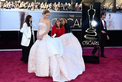 Jennifer Lawrence con un espectacular vestido blanco palabra de honor de la colección alta costura primavera/verano 2013 de Raf Simons para Dior.