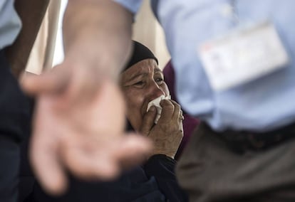 Una decena de familiares de los 30 pasajeros egipcios que viajaban en el avión de la compañía Egyptair desaparecido cuando volaba sobre el mar Mediterráneo han comenzado a llegar al aeropuerto internacional de El Cairo.
