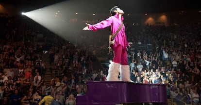 Blusa fúcsia, botas de pelúcia e um piano de calda púrpura como a canção que o fez mundialmente famoso: Prince sempre foi fiel à sua lenda.