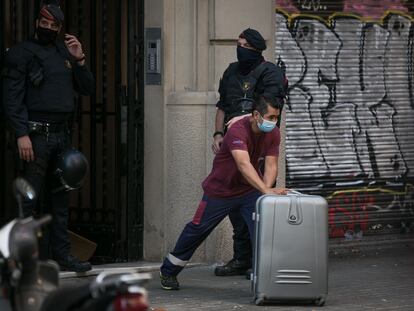 Un operario retira pertenencias de una familia desahuciada la semana pasada en Barcelona.