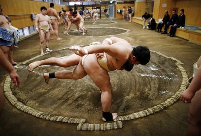 Estudiantes universitarios practican en el club de lucha de sumo en la Universidad de Ciencias del Deporte de Nippon en Tokio (Japón), el 20 de mayo de 2019.