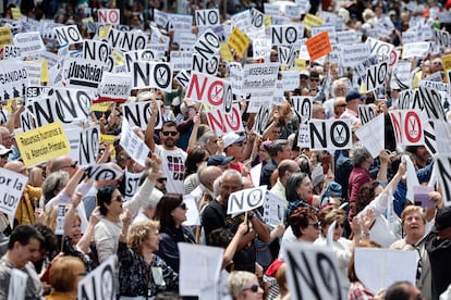 Centenares de personas participan en la protesta en defensa de la sanidad pública, este domingo en Madrid. 