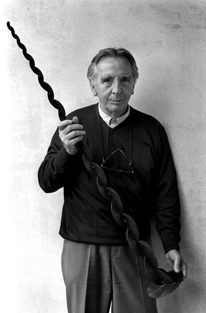 El escultor Andreu Alfaro con la maqueta de la escultura 'Homenaje a la mujer trabajadora', 1996.