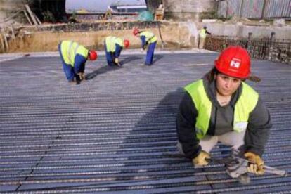 Gloria Gómez y sus compañeras trabajan el hierro.