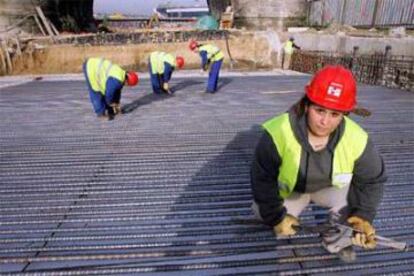 Gloria G&oacute;mez y sus compa&ntilde;eras trabajan el hierro.