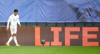 Eden Hazard, el jugador más devaluado del Real Madrid, se marcha del terreno de juego tras sufrir una lesión.