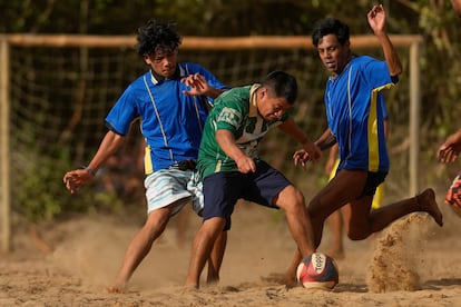 Como en los Juegos organizados por el Comité Olímpico Internacional, los atletas que triunfaron en cada evento fueron premiados con medallas en una ceremonia al finalizar las Olimpiadas. En la imagen, tres jugadores indígenas disputan el balón durante un partido de fútbol. 