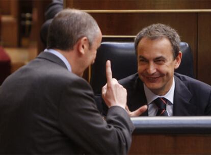 José Luis Rodríguez Zapatero charla con el portavoz del PNV en el Congreso, Josu Erkoreka.