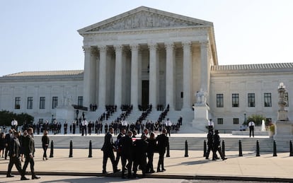 El ataúd de la juez Ginsburg, a su llegada al Supremo de EE UU, donde permanecerá durante dos días para que la gente pueda mostrar sus respetos.