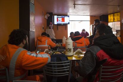 Las Bambas emplea directamente a aproximadamente 2.000 trabajadores en la zona. Cientos de trabajadores adicionales son contratados por subcontratistas mineros.