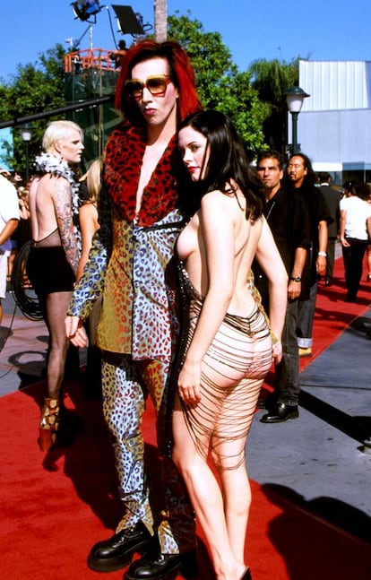 Marilyn Manson y Rose Mcgowan pasearon su amor de esta guisa por la alfombra roja de 1998.