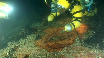 Uno de los buzos de la expedición se dispone a cortar el casco del 'Lusitania'.