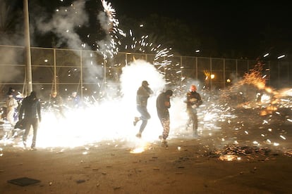 La tradicional guerra de carretillas que tiene lugar en las zonas del centro, delimitadas especialmente para ello, y que llegan a convertirse en autnticos infiernos, slo aptos para verdaderos apasionados del fuego.