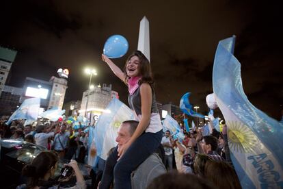 Los partidarios del candidato presidencial Mauricio Macri celebran la victoria en la plaza del Obelisco de Buenos Aires.