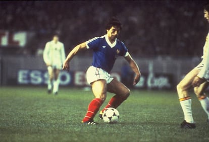 Alain Giresse, el Maradona francés, en 1982.