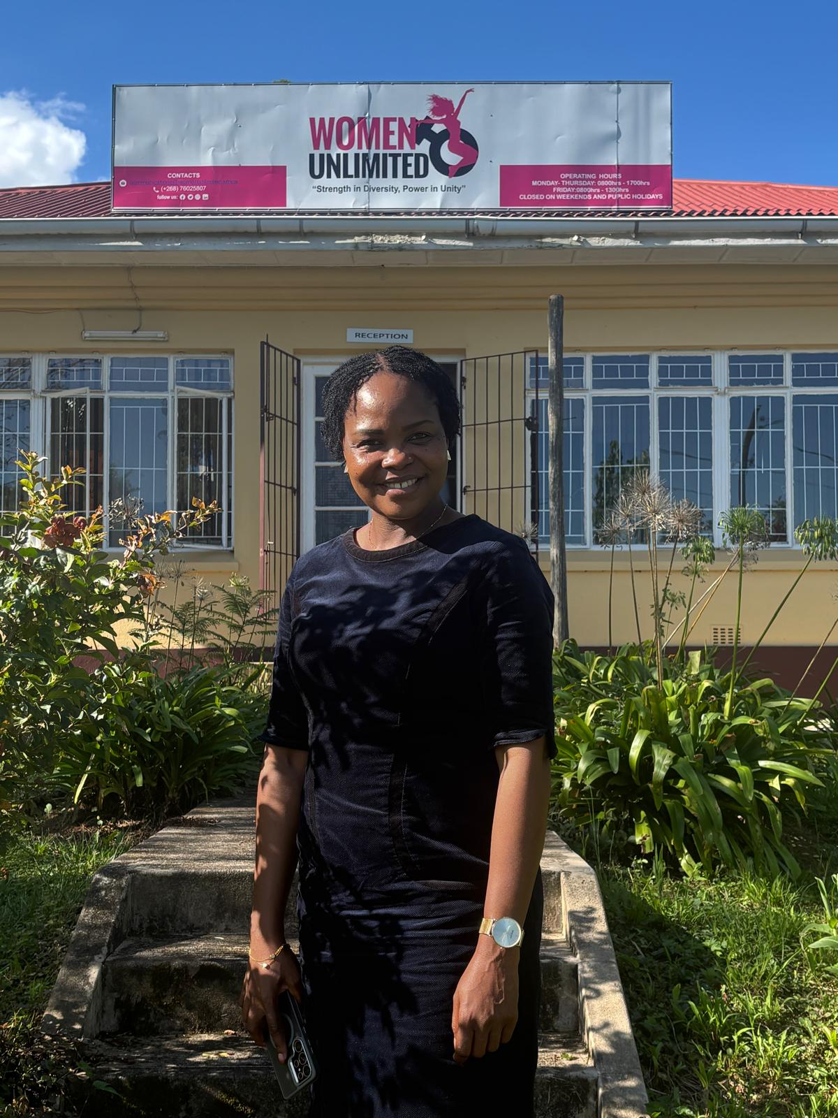 Vimbai Kapurura, directora de la organización de defensa de los derechos de la mujer Women Unlimited de Esuatini, a las puertas de su oficina en Mbabane, el 21 de marzo de 2026.