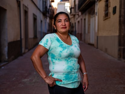 Marilú Argueta, trabajadora de limpeza que se ha acogido al programa piloto de acogida de refugiados en pueblos de Cataluña de menos de 500 habitantes 'Oportunitats 500', en la plaza de la iglesia de Ulldemolins.