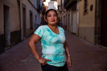 Marilú Argueta, trabajadora de limpeza que se ha acogido al programa piloto de acogida de refugiados en pueblos de Cataluña de menos de 500 habitantes 'Oportunitats 500', en la plaza de la iglesia de Ulldemolins.