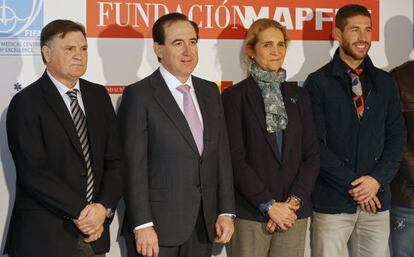 José Antonio Camacho, el presidente de Mapfre Antonio Huertas, la infanta Elena y Sergio Ramos.  