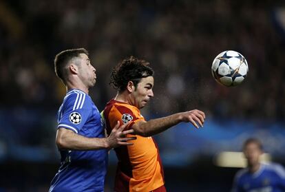 Gary Cahill y Selcuk Inan durante el partido. 