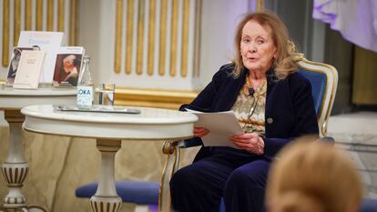 Annie Ernaux durante la lectura de su discurso ante la Academia Sueca.