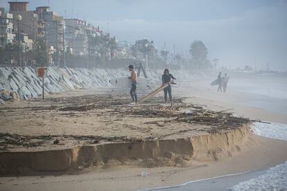 Surfistas en la playa de Vilassar de Mar, tras el temporal.