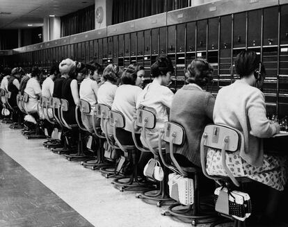 Mujeres trabajadoras en una centralita telefónica en 1968.
