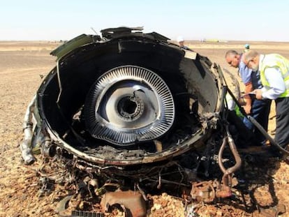 Un equip d'investigadors, al lloc on va caure l'avió rus a la província del Sinaí (Egipte).