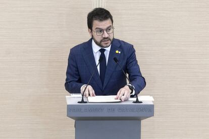 El candidato de ERC a la presidencia de la Generalitat, Pere Aragonès, y la presidenta del Parlament, Laura Borràs, durante la primera intervención.